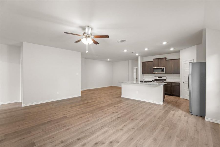 Spacious, unfurnished interior of a new home in Williamsburg, Fate (Image 19).