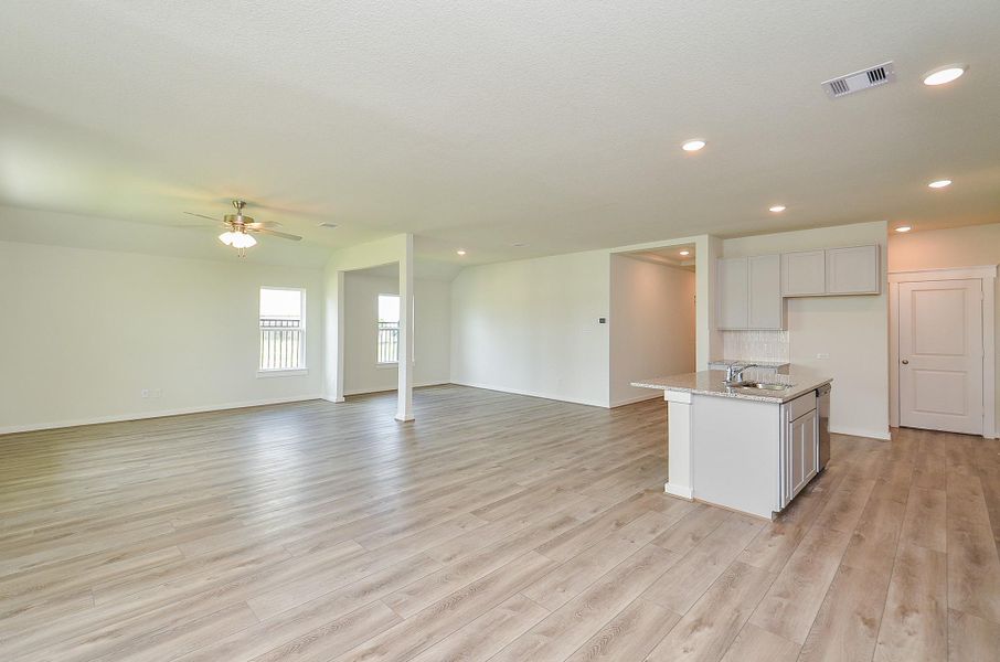 Spacious, unfurnished interior of a new home in Sunterra, Katy (Image 12).