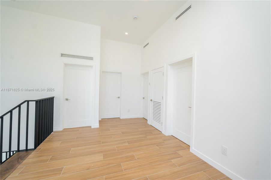 Spacious, unfurnished interior of a new home in , Fort Lauderdale (Image 27).