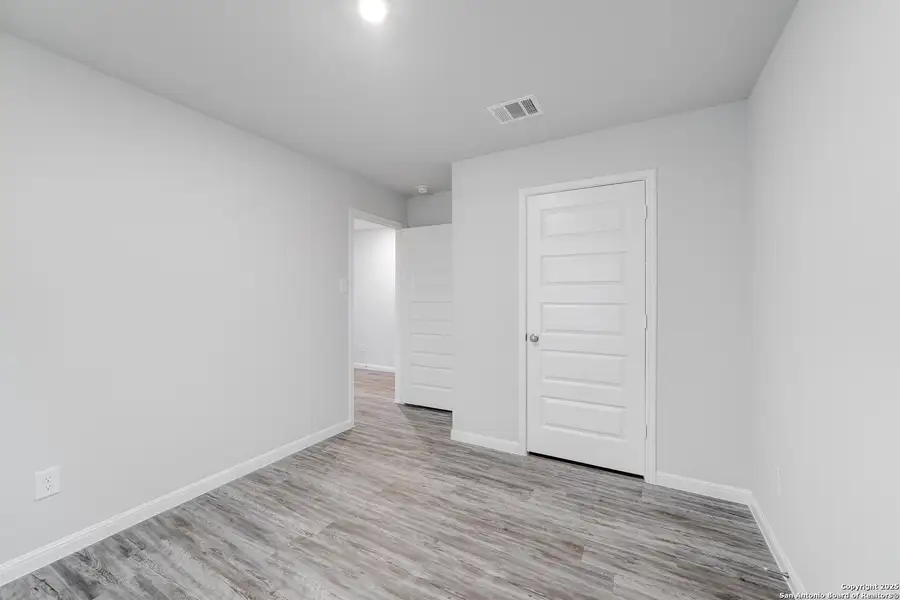 Spacious, unfurnished interior of a new home in Las Colinas, Kenedy (Image 14).