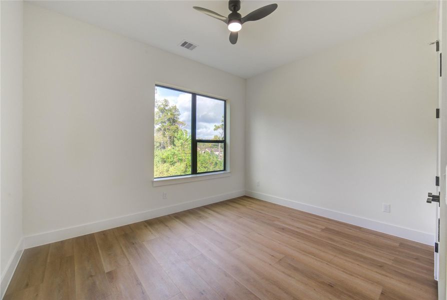 Spacious secondary bedroom on the second floor, perfect for comfort and privacy. Spacious secondary bedroom on the second floor, perfect for comfort and privacy.