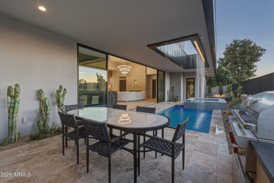 060_Cascading Pool Outdoor Dining 060_Cascading Pool Outdoor Dining