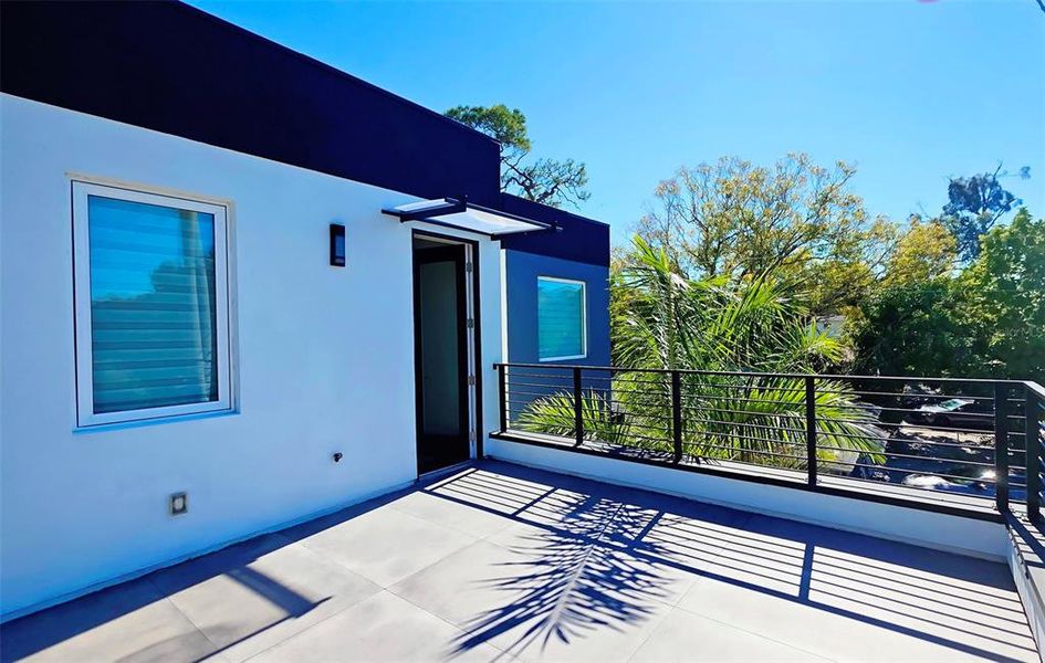 Exterior details and patio area of a home in , Sarasota (Image 4).