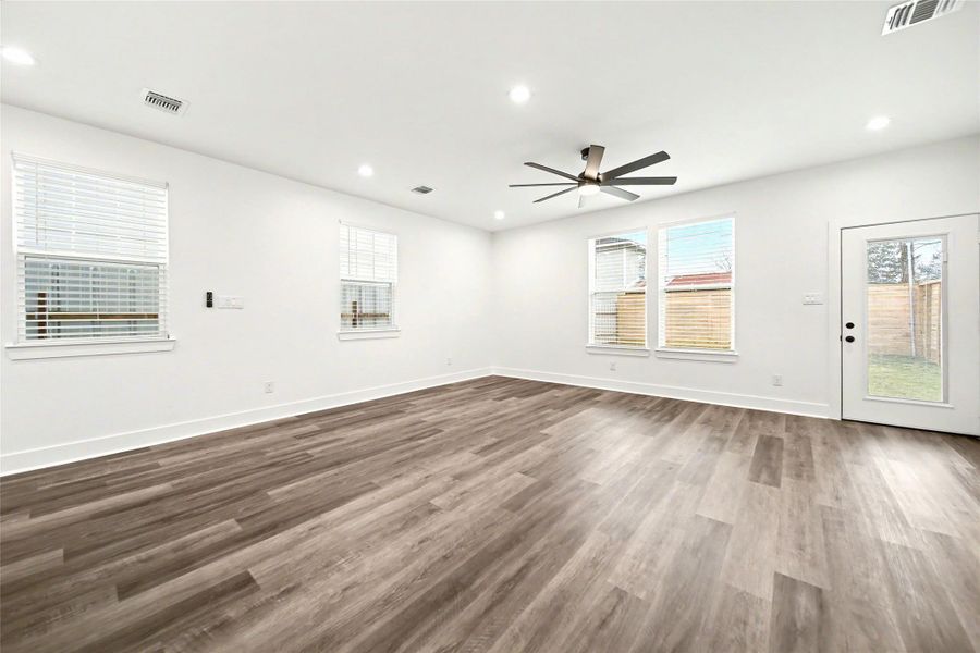 Spacious, unfurnished interior of a new home in , Houston (Image 17).