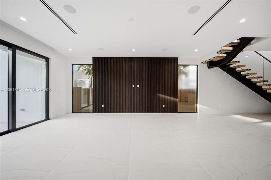Spacious, unfurnished interior of a new home in , Fort Lauderdale (Image 26).