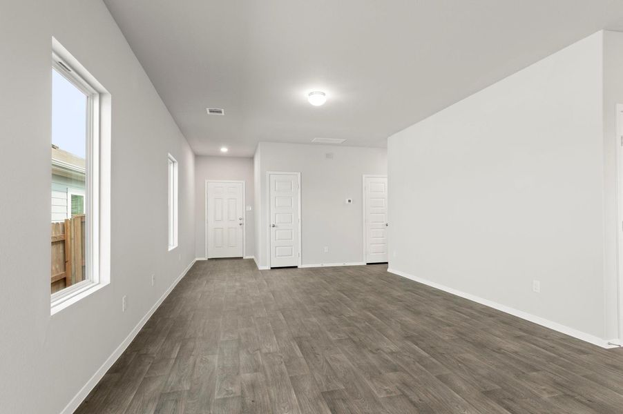 Spacious, unfurnished interior of a new home in Cloverleaf, Austin (Image 33).