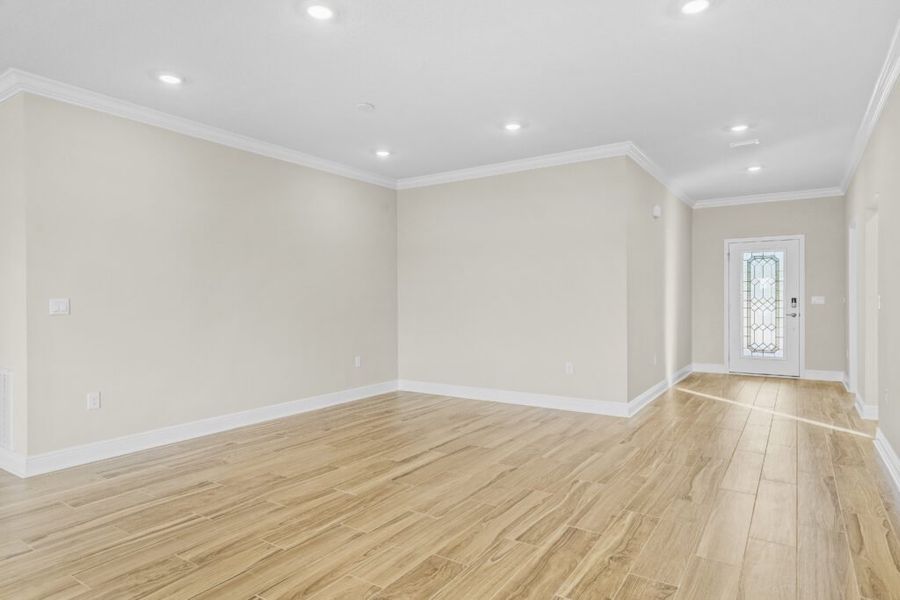 Spacious, unfurnished interior of a new home in Lake Merial, Panama City (Image 33).