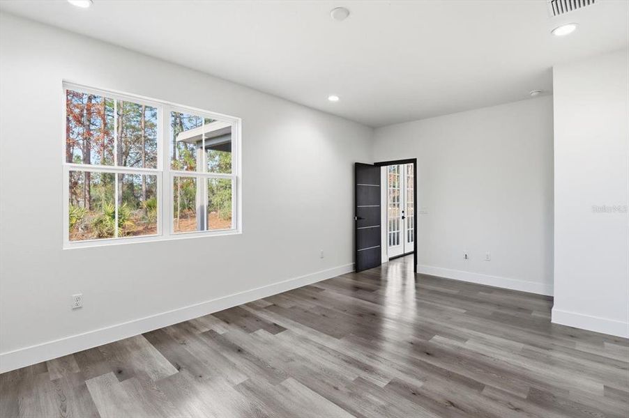 Spacious, unfurnished interior of a new home in , Ocala (Image 28).