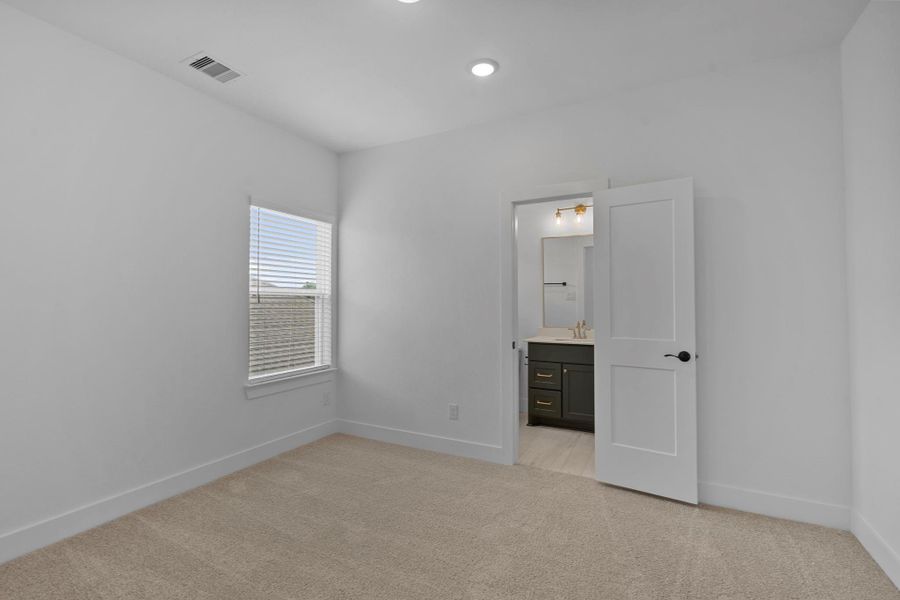 Spacious, unfurnished interior of a new home in Sienna 45's, Missouri City (Image 8).