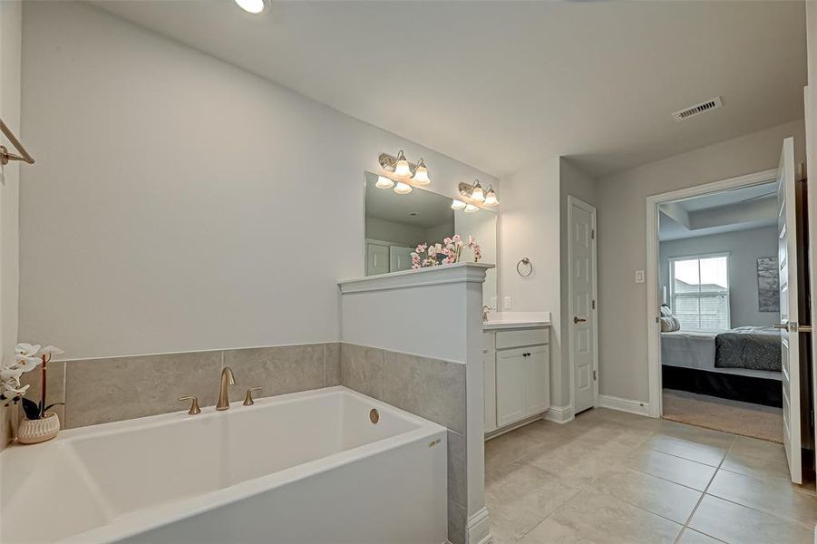 Furnished interior view inside a new home in Lago Mar, Texas City (Image 29).