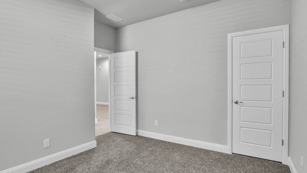 Spacious, unfurnished interior of a new home in Eagle Creek, Denton (Image 27).