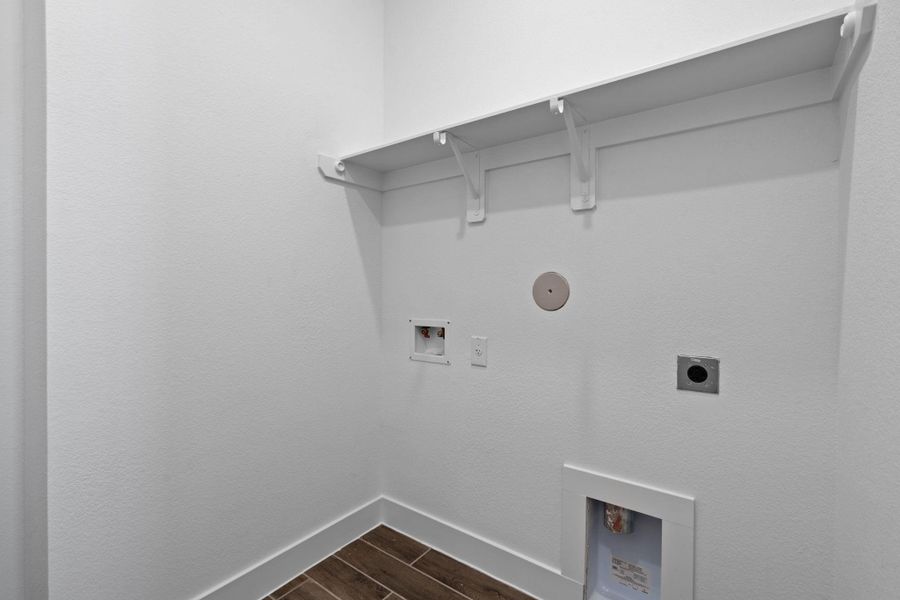 Spacious, unfurnished interior of a new home in Riceland, Mont Belvieu (Image 9).