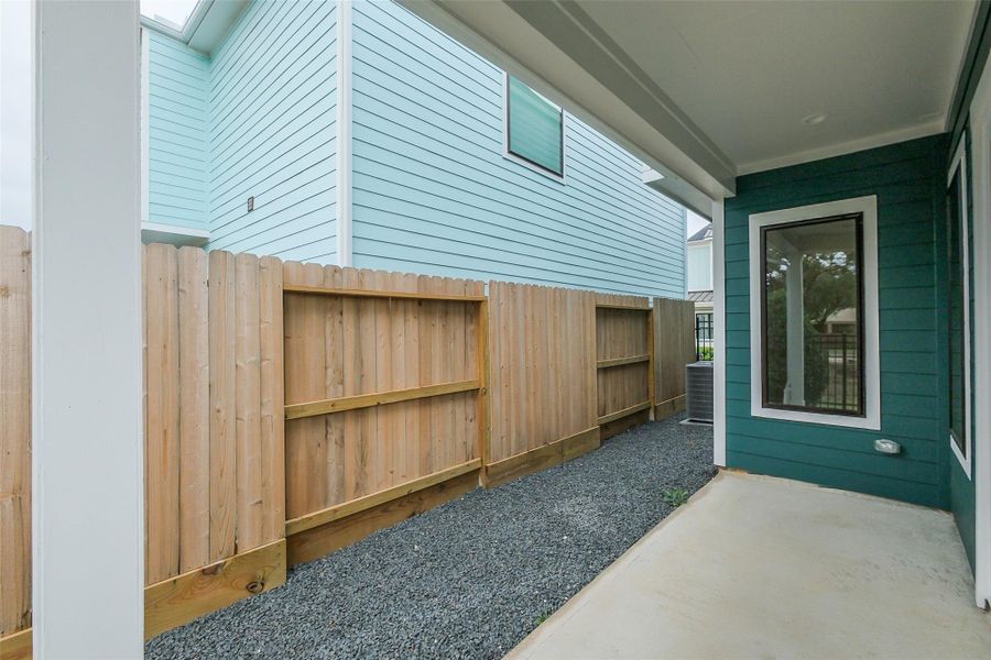 Exterior details and patio area of a home in Timbergrove Trails, Houston (Image 3).