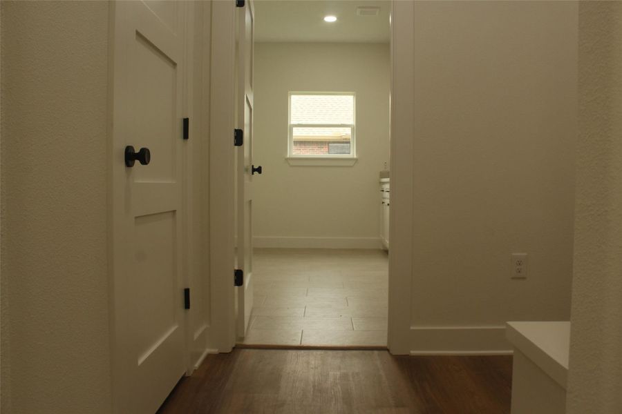 Spacious, unfurnished interior of a new home in , Clute (Image 17).