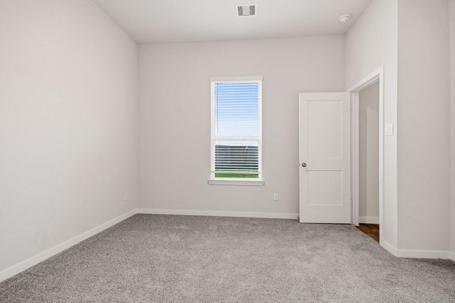 Spacious, unfurnished interior of a new home in Sunterra Lakes, Brookshire (Image 15).