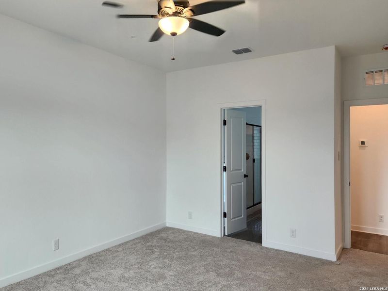 Spacious, unfurnished interior of a new home in Nopal Valley, San Antonio (Image 11).