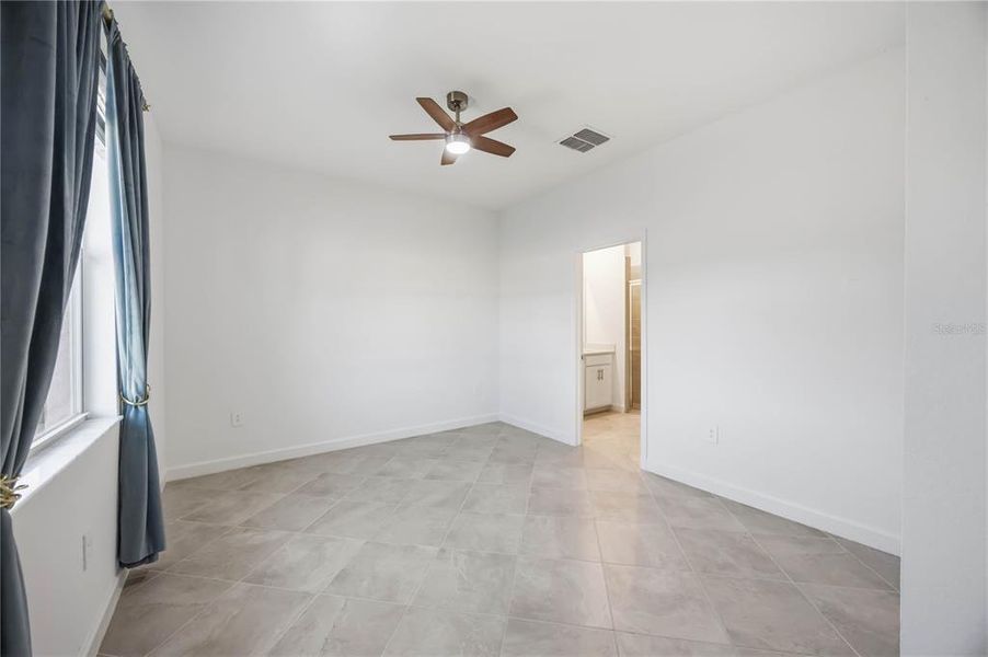 Spacious, unfurnished interior of a new home in , Englewood (Image 34).