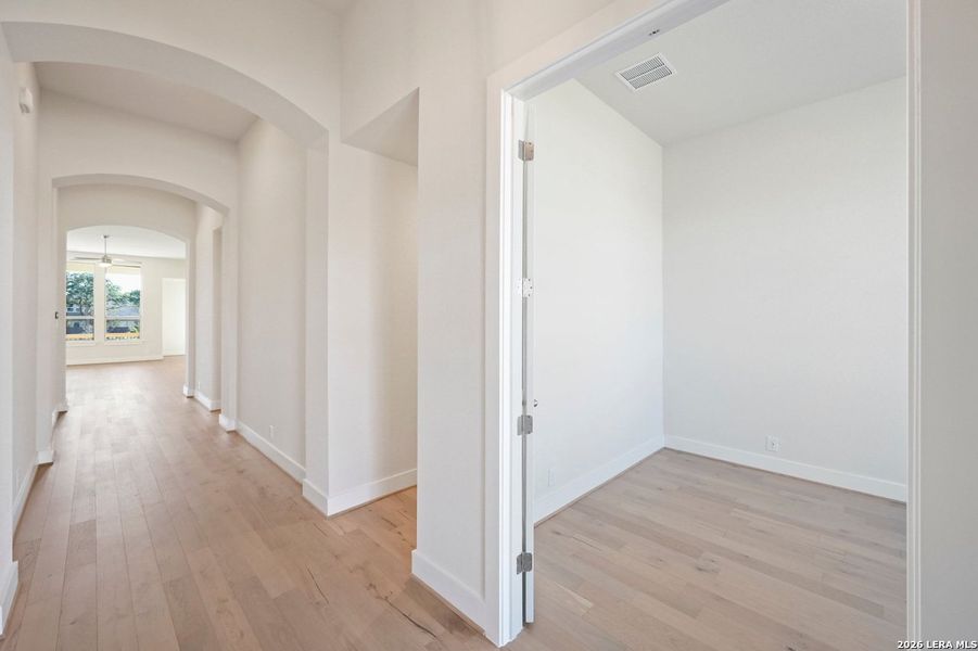 Spacious, unfurnished interior of a new home in Davis Ranch, San Antonio (Image 14).