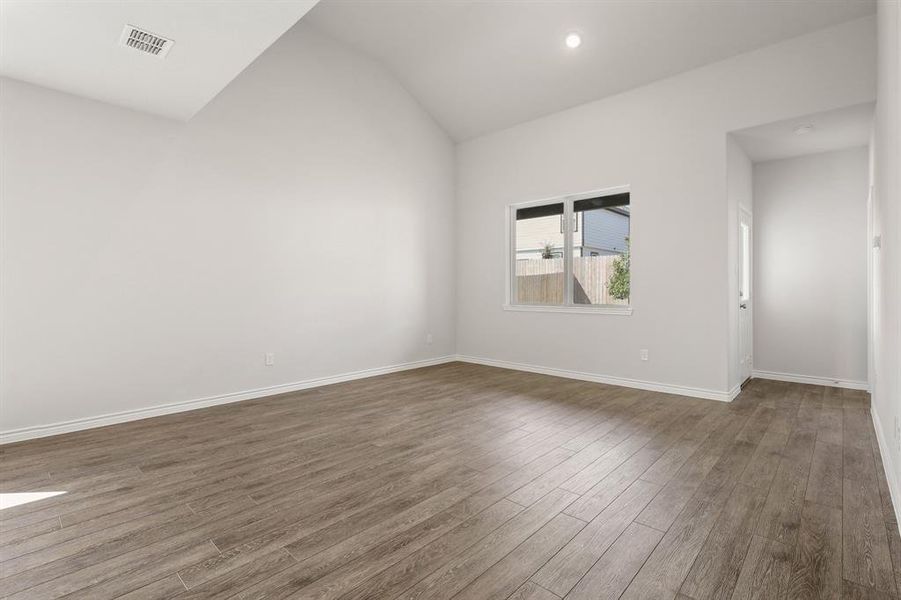 Spacious, unfurnished interior of a new home in Sycamore Landing, Fort Worth (Image 19).
