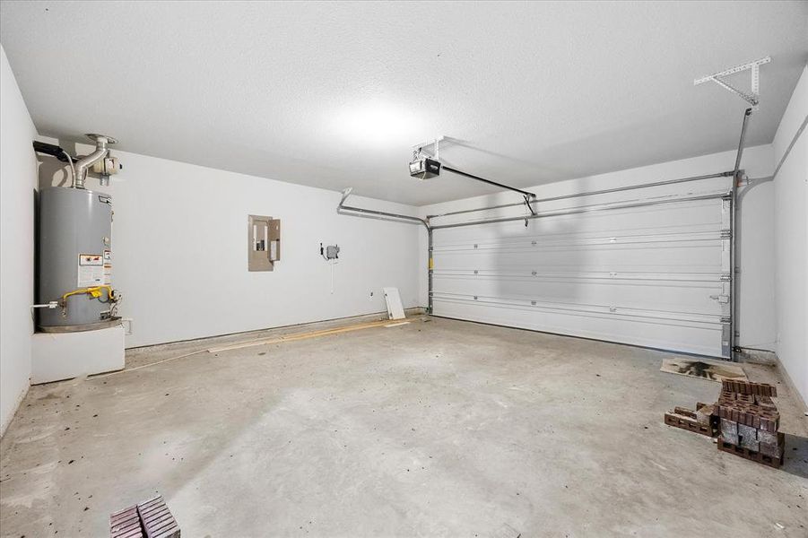 Spacious, unfurnished interior of a new home in Fox Landing, Caddo Mills (Image 22).