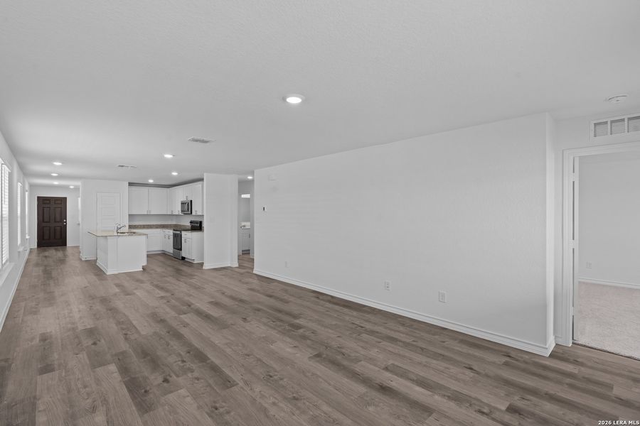 Spacious, unfurnished interior of a new home in Davis Ranch, San Antonio (Image 15).
