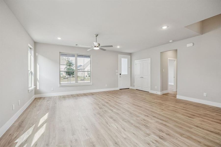 Spacious, unfurnished interior of a new home in Dove Hollow, Waxahachie (Image 20). Spacious, unfurnished interior of a new home in Dove Hollow, Waxahachie (Image 20).