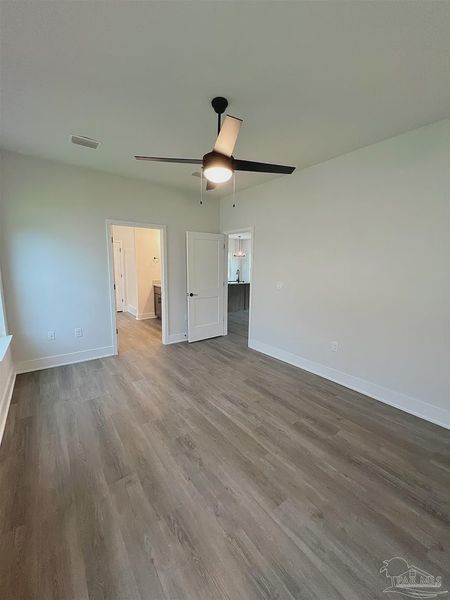 Spacious, unfurnished interior of a new home in Pine Top, Cantonment (Image 9).