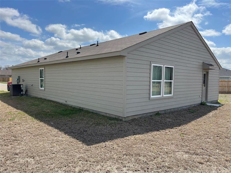 Exterior details and patio area of a home in Tolar Oaks, Tolar (Image 4).