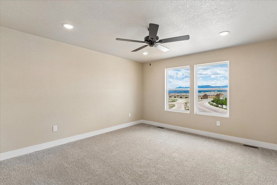 Spacious, unfurnished interior of a new home in Aspen Meadows, Colorado Springs (Image 32).