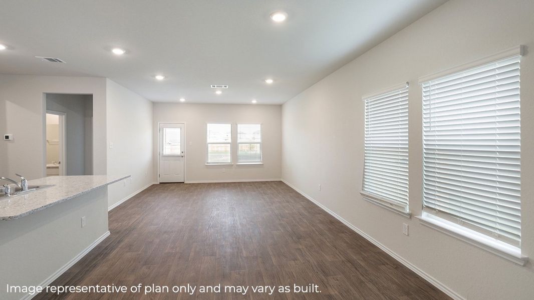 Spacious, unfurnished interior of a new home in Hunters Ranch, San Antonio (Image 11).
