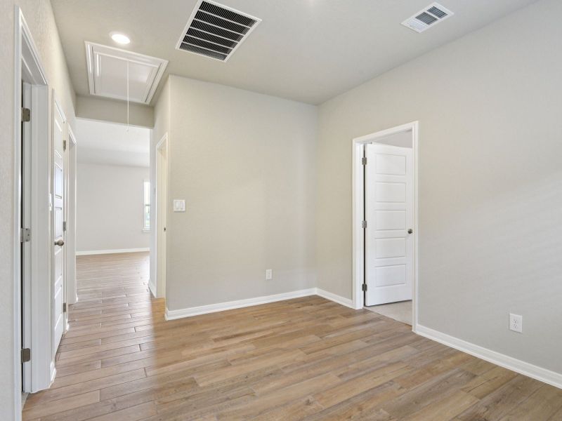 Spacious, unfurnished interior of a new home in Thomas Pond, San Antonio (Image 19). Spacious, unfurnished interior of a new home in Thomas Pond, San Antonio (Image 19).