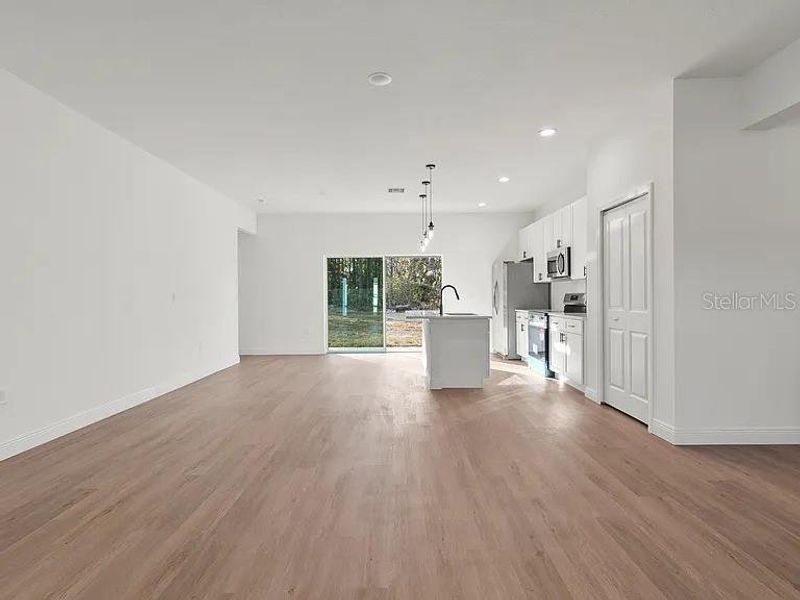 Spacious, unfurnished interior of a new home in , Ocala (Image 6).