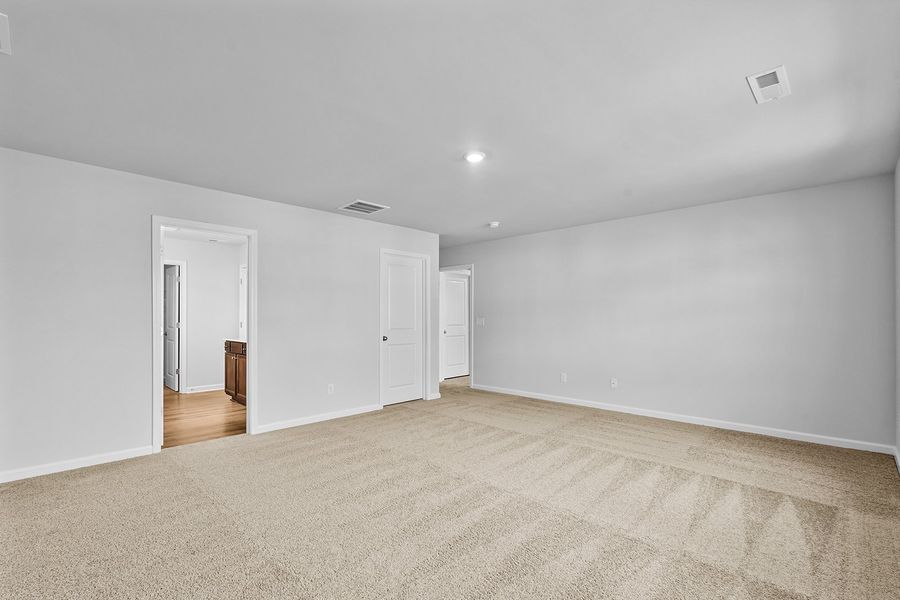 Spacious, unfurnished interior of a new home in Hanes Lake, Winston-Salem (Image 24).