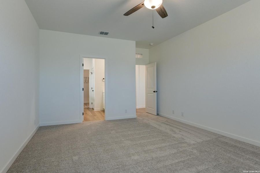 Spacious, unfurnished interior of a new home in Hennersby Hollow, San Antonio (Image 14).