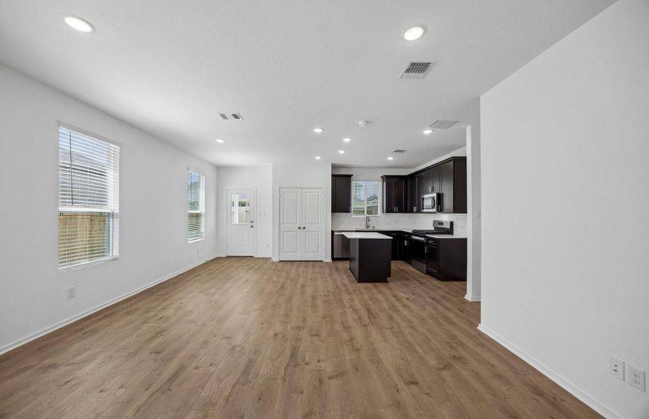 Spacious, unfurnished interior of a new home in Stokesbury, Waller (Image 33). Spacious, unfurnished interior of a new home in Stokesbury, Waller (Image 33).