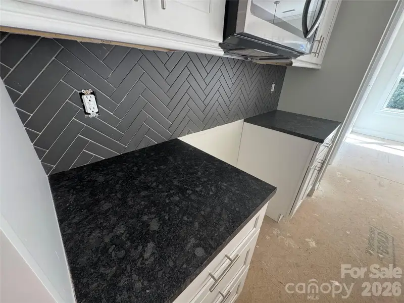 Tile Backsplash w/ Leathered Granite