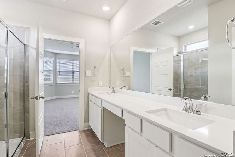 Furnished interior view inside a new home in Thomas Pond, San Antonio (Image 16). Furnished interior view inside a new home in Thomas Pond, San Antonio (Image 16).