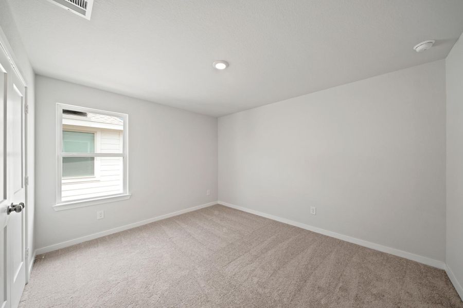 Spacious, unfurnished interior of a new home in Sunterra, Katy (Image 10).