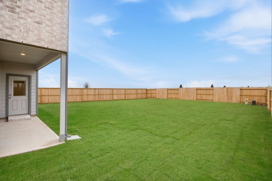 Exterior details and patio area of a home in Creekhaven, Iowa Colony (Image 4).