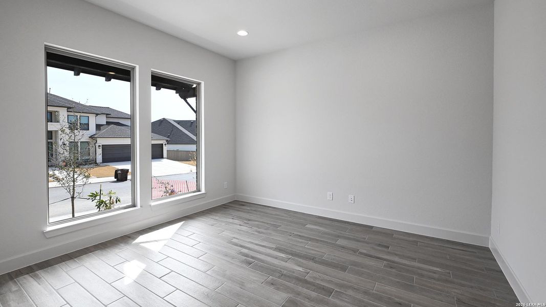 Spacious, unfurnished interior of a new home in Kinder Ranch, San Antonio (Image 19).