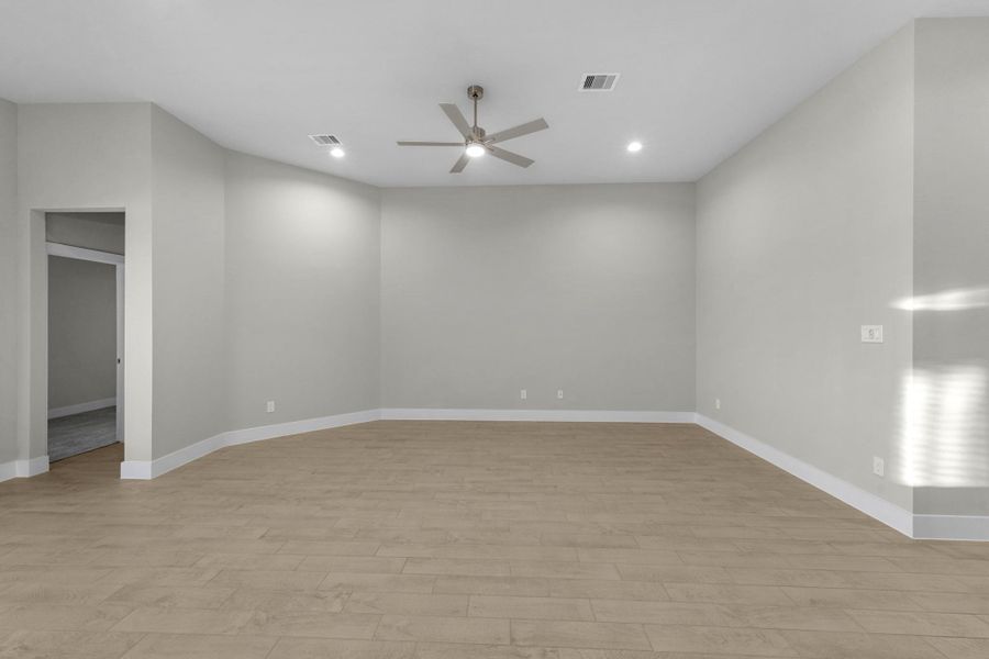 Spacious, unfurnished interior of a new home in Briarwood Crossing, Rosenberg (Image 24).