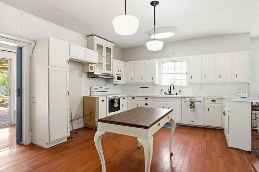 Furnished interior view inside a new home in , Itasca (Image 15).