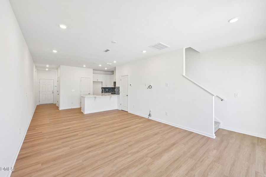 10-web-or-mls-Glen Lyon Drive-S2204-010