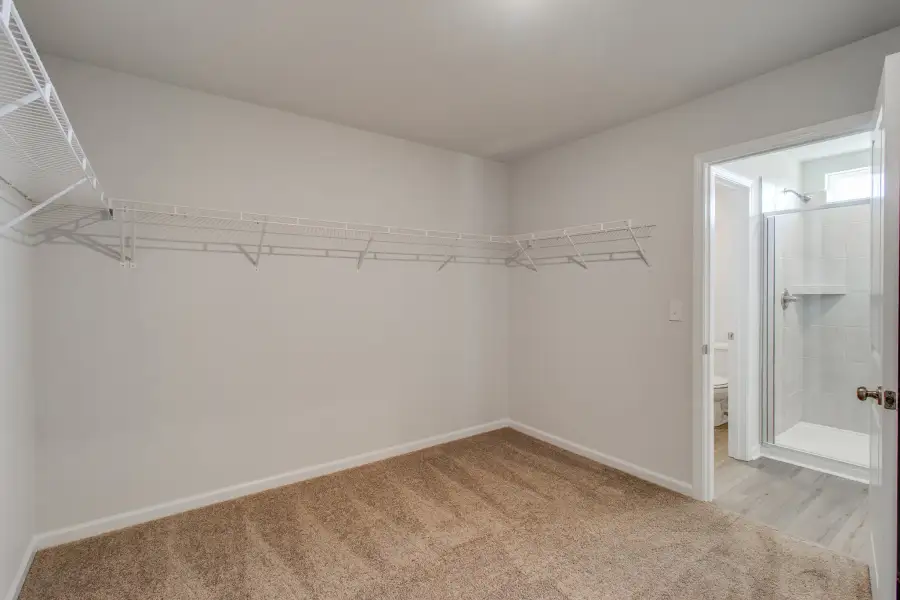 Spacious, unfurnished interior of a new home in Bluefield, Lexington (Image 29).