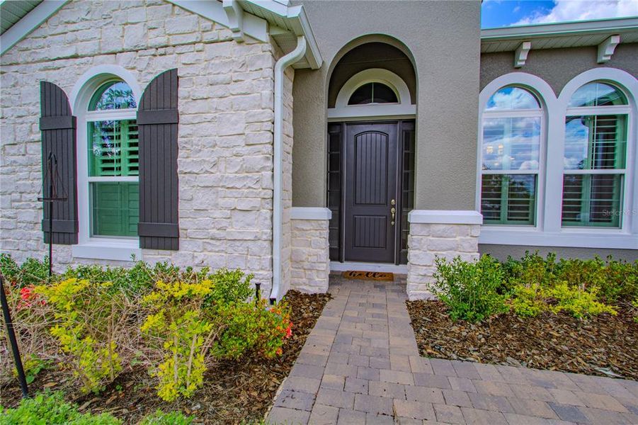 Exterior details and patio area of a home in Francisco Park, Oviedo (Image 4).