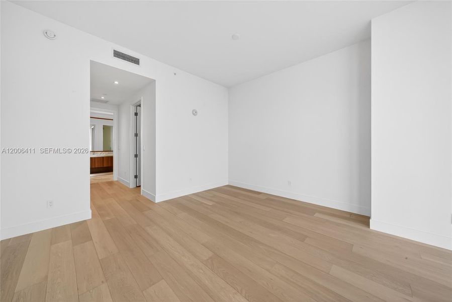 Spacious, unfurnished interior of a new home in , Miami (Image 46).