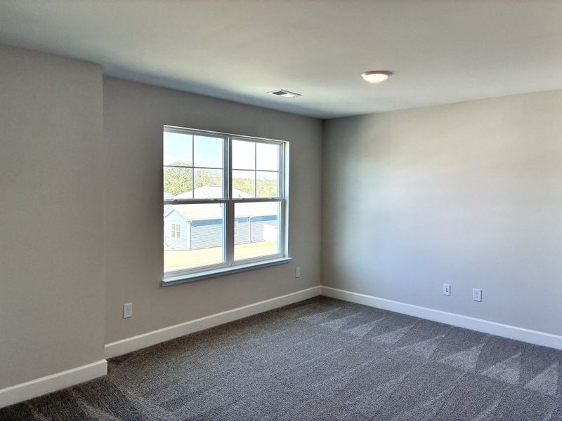 Spacious, unfurnished interior of a new home in Holly Ridge, Greenville (Image 14).