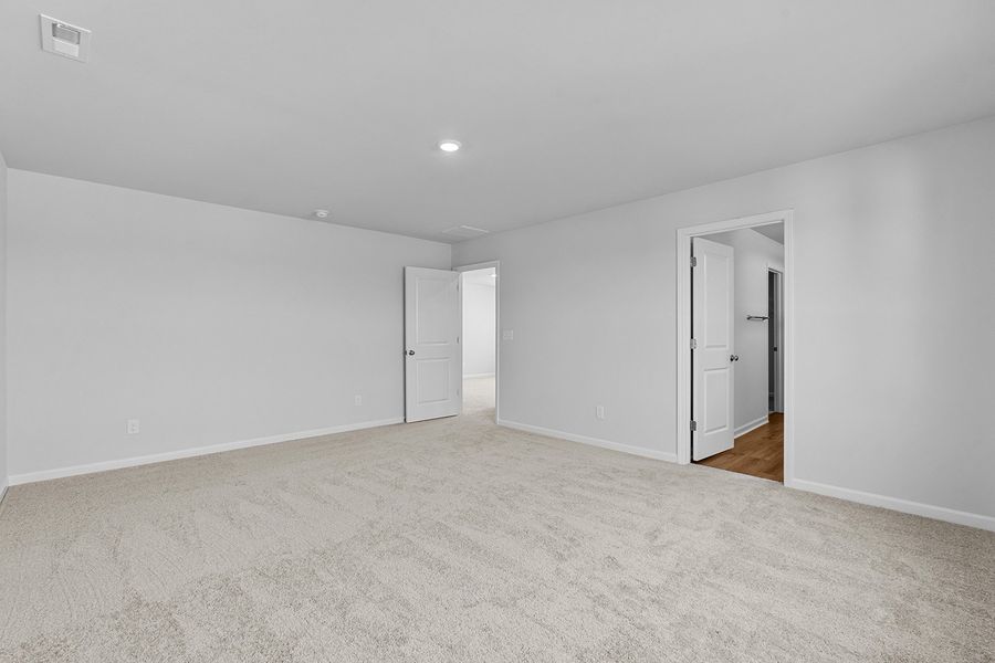 Spacious, unfurnished interior of a new home in Hanes Lake, Winston-Salem (Image 27).