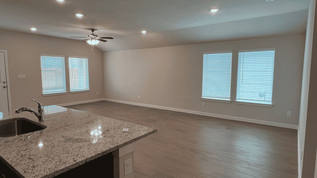 Spacious, unfurnished interior of a new home in Saratoga Crossing, Corpus Christi (Image 9).