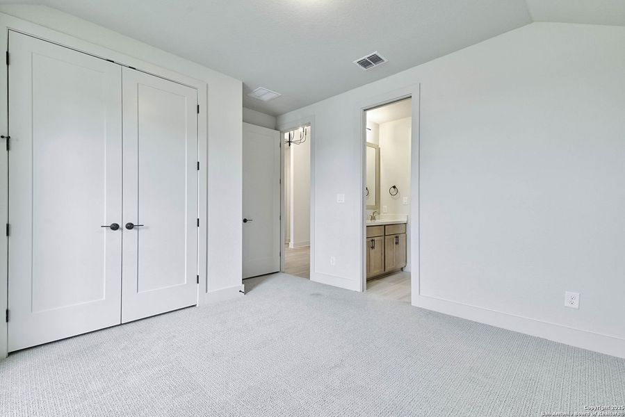 Spacious, unfurnished interior of a new home in Kinder Ranch 70's, San Antonio (Image 15).